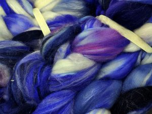 Kammzug aus einer Mischung von BFL und Nylon in blau, violett
