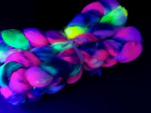 Kammzug aus einer Mischung von BFL und Nylon in neon
