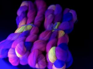 Kammzug aus einer Mischung von Corriedale und Rosenfasern in neon Pink/gelb/violett