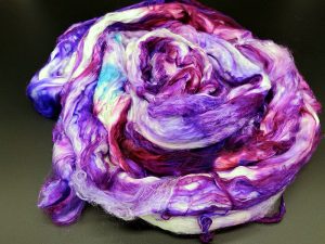 Breiter Kammzug aus reiner Maulbeerseide, semisolid, in verschiedenen Violetttönen