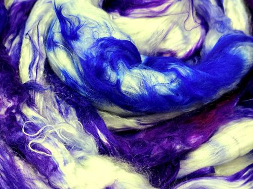 Breiter Kammzug aus reiner Maulbeerseide, semisolid, in verschiedenen Violett- und Blautönen