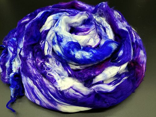 Breiter Kammzug aus reiner Maulbeerseide, semisolid, in verschiedenen Violett- und Blautönen
