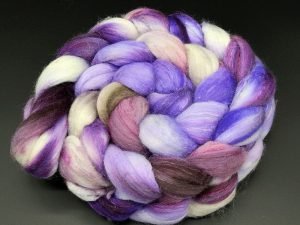 Kammzug aus einer Mischung von Merino, Tussahseide und Nylon in lila, braun