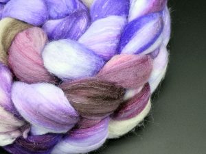 Kammzug aus einer Mischung von Merino, Tussahseide und Nylon in lila, braun