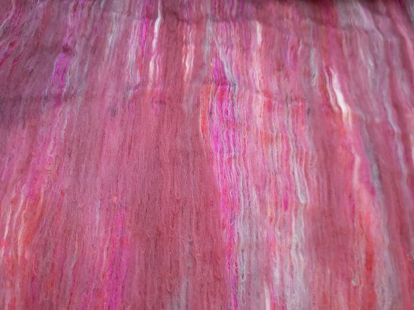 Batts in rot und grau mit pinkfarbener Sariseide