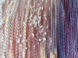 Kardierbelag mit Fasern im Farbverlauf von rosé nach lila mit Nylon und Baumwollnepps