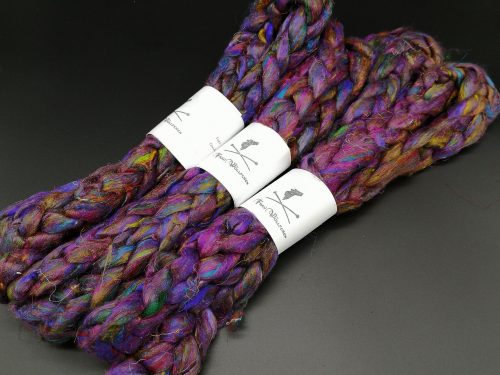 Kammzug aus Sariseide in violett mit bunten Sprenkeln
