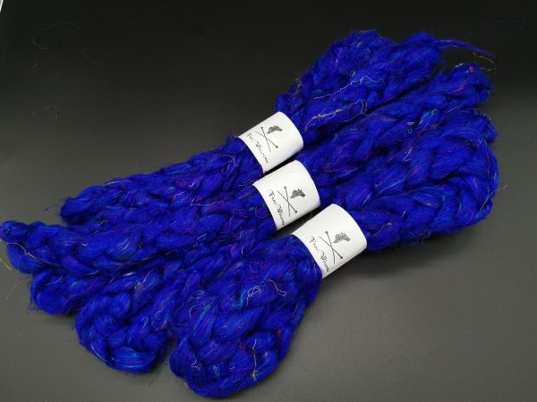 Kammzug aus strahlend blauer Sariseide in uni