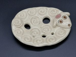 Lochscheibe aus Keramik, weiß lasiert mit 5 Löchern