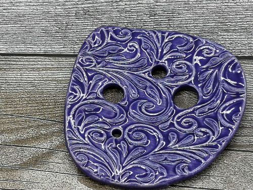 Lochscheibe aus Keramik, violett lasiert mit 4 Löchern