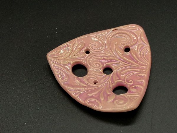 Lochscheibe aus Keramik, rosa lasiert mit 5 Löchern