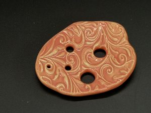 Lochscheibe aus Keramik, koralle lasiert mit 5 Löchern