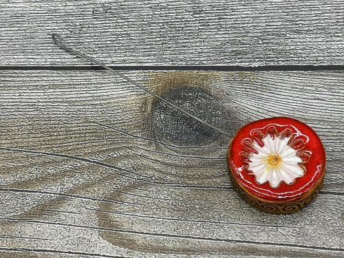 Einzugshaken, rot/weiß glasiert mit Blumenmuster und umlaufende Musterung an der Seite