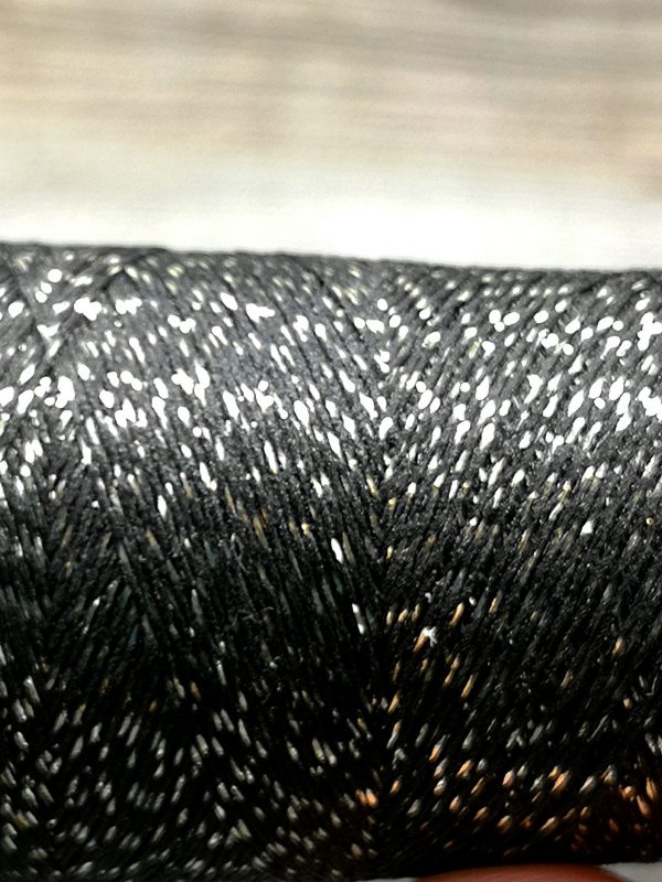 Polyestergarn mit goldenem Glitzerfaden auf Kone in schwarz