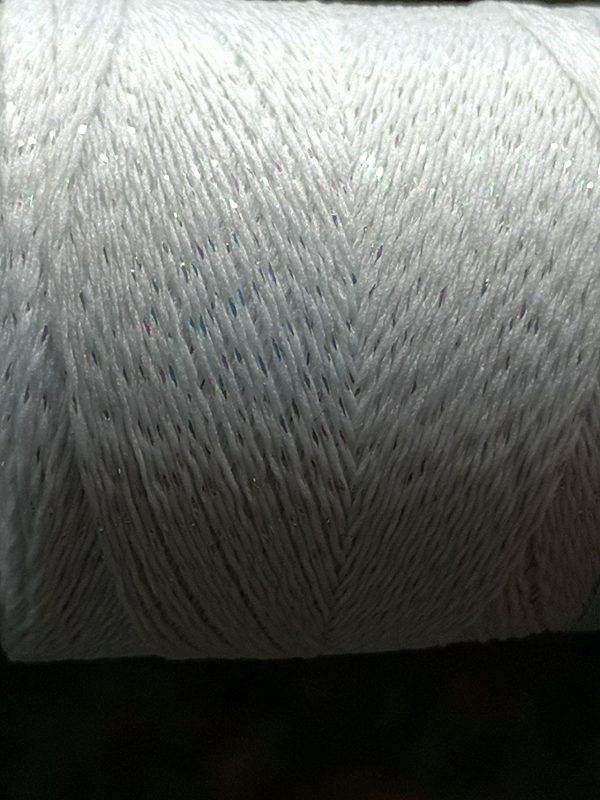 Polyestergarn mit irisierendem Glitzerfaden auf Kone in weiß