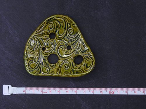 Lochscheibe aus Keramik, oliv lasiert mit 5 Löchern