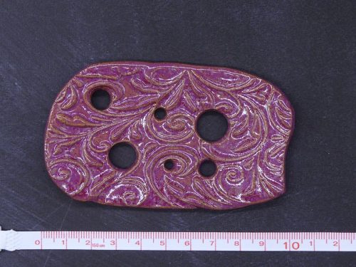 Lochscheibe aus Keramik, magenta lasiert mit 6 Löchern