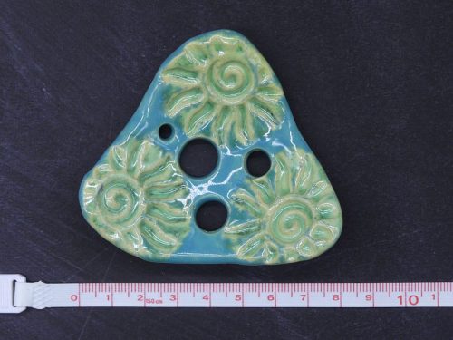 Lochscheibe aus Keramik, hellblau mit grünen lasiert mit 4 Löchern