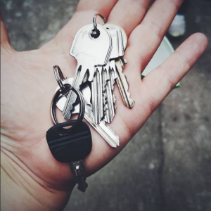 Eine Hand mit einem Schlüsselbund auf der Handfläche
