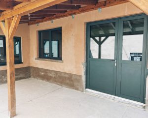 anthrazitfarbene Fensterfront unter einem Vordach