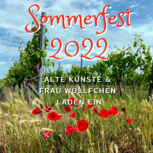 Bild mit Weizen und Mohn, im Hintergrund Weinreben mit dem Schriftzug Sommerfest 2022