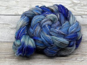Kammzug aus einer Mischung von Shetland und Flachs in Blautönen