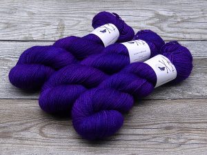 Garn in einem semisoliden strahlenden violett