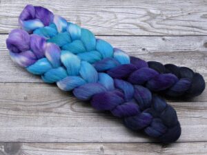Kammzug aus Southdown in einem Farbverlauf von lila über blautöne nach schwarz